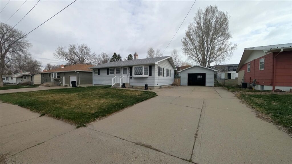131 Maple Avenue, Glendive, MT photo 1