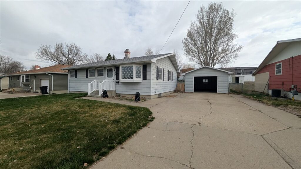 131 Maple Avenue, Glendive, MT photo 2
