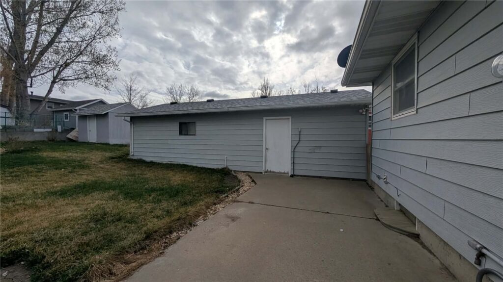 131 Maple Avenue, Glendive, MT photo 4