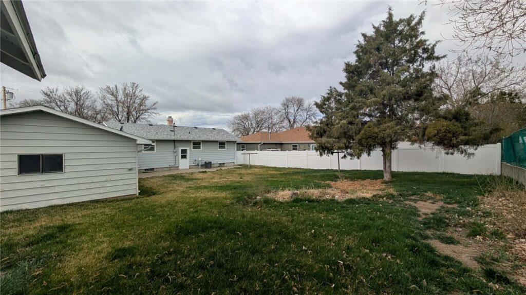 131 Maple Avenue, Glendive, MT photo 6