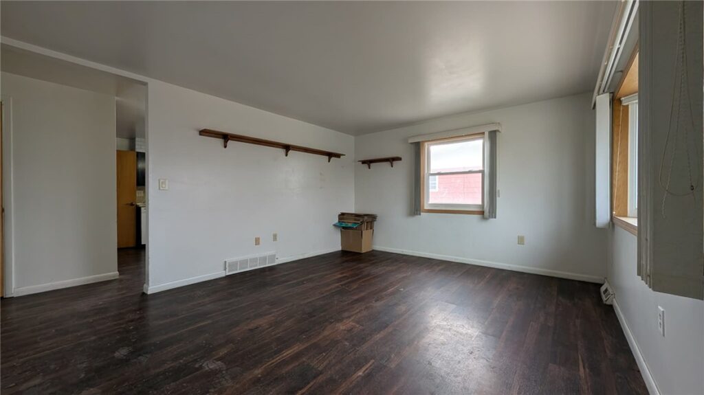 131 Maple Avenue, Glendive, MT photo 8