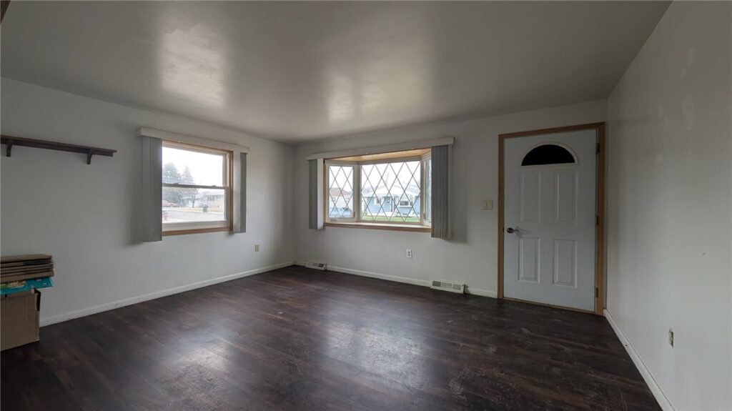 131 Maple Avenue, Glendive, MT photo 9